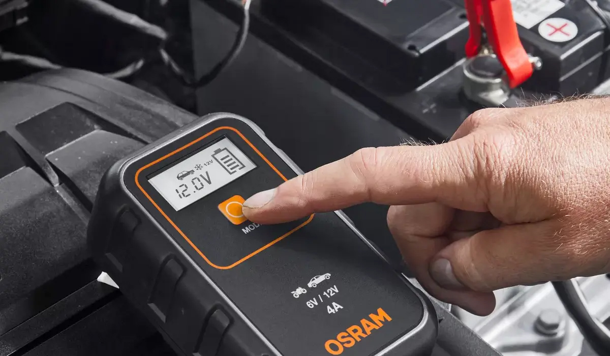 Carregador de Baterias Inteligente 4A 900 6 / 12v OSRAM 